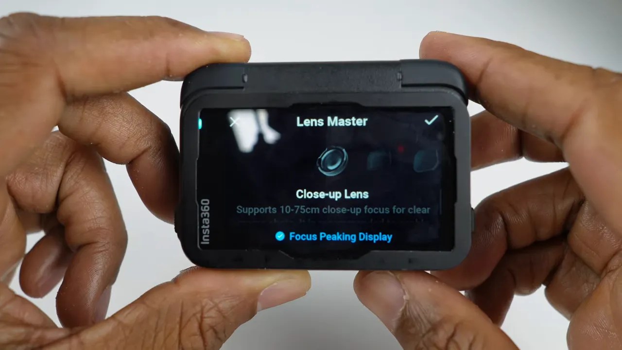 insta360 ace pro 2 screen showing 'Close-up Lens' and 'Focus Peaking Display' option with hands holding the camera